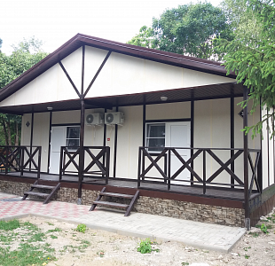 Один из пяти построенных домиков на территории детского лагеря «Эллада». Краснодарский край, Туапсинский район, село Пляхо.